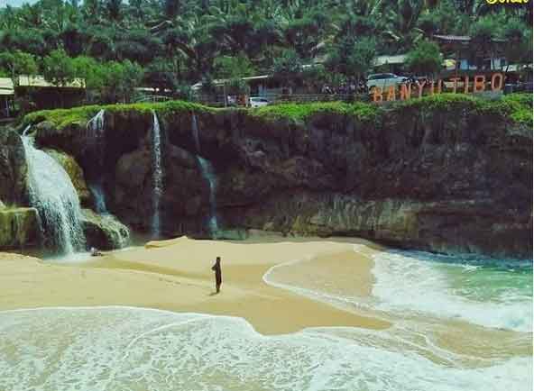 5 Air Terjun Di Jawa Timur Yang Langsung Jatuh Ke Laut
